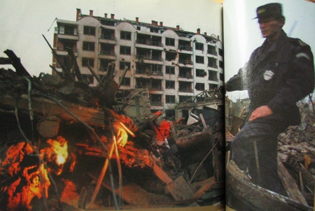 Сербски солдат на руинах разрушенных домов
