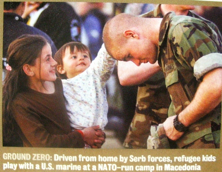 Албанские дети приветствуют американского солдата 