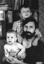 Этот снимок был сделан в 1992 году. На нем - муж Марии - Василий Бабенко и сыновья Петр (на заднем плане) и Гоша. Василий погиб в 1998 году, Петр - в 2005 году. 
