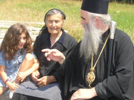 Митрополит Амфилохий с паствой 