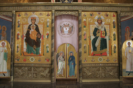 Современный иконостас, выполненный в классическом византийском стиле минскими мастерами