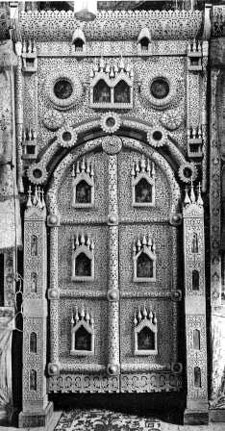 Царские врата украшены храмами, увенчивающимися многочисленными главками. Символ Небесного Града Иерусалима