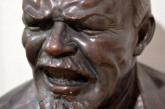 Бюст Ленина, скульптор Г. Лавров. В советское время скульптура была запрещена. Основная экспозиция музея