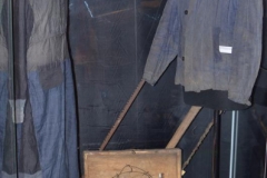 Самодельный сундук заключенного  ГУЛАГа, одежда заключенных, колючая  проволока из различных концлагерей.  Обломок пилы из Колымы. Такими пилами работали на лесоповалах жертвы коммунистических репрессий. 