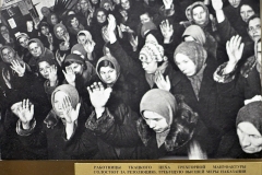 Работницы ткацкого цеха Трехгорной мануфактуры голосуют за резолюцию, требующую высшей меры наказания убийцам С.М. Кирова. 1935