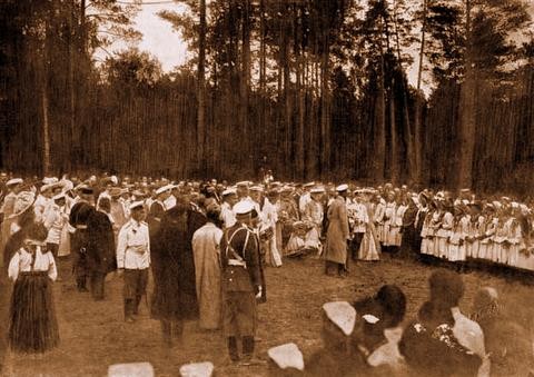 Их Императорские Величества обходят представительниц инородцев Тамбовской губернии 17 июля 1903 г.
