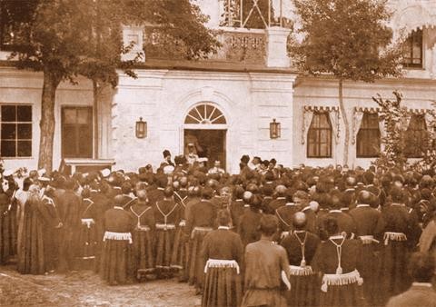 Поднесение Их Императорским Величествам иконы хоругвеносцами 18 июля 1903 г.