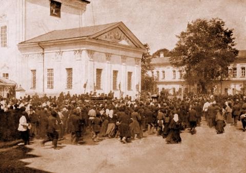 Крестный ход перед алтарем Успенского собора 19 июля 1903 г.