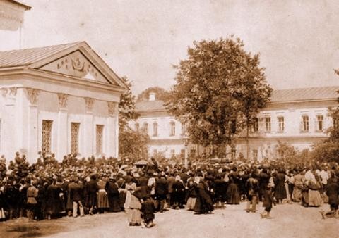 Крестный ход перед алтарем Успенского собора 19 июля 1903 г.