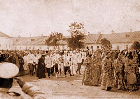 Отбытие Их Императорских Величеств из Сарова. Их Величества, предшествуемые духовенством, идут к св. вратам 20 июля 1903 г.