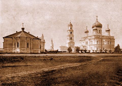 Серафимо-Дивеевский женский монастырь (с левой стороны) - трапезная, приходская церковь, колокольня и собор