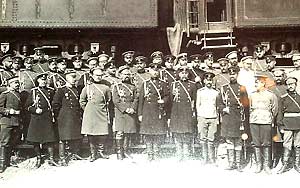 Штаб Маньчжурской армии и представители иностранных армий на станции Ташичао, 30 июня 1904 года Фото: Православие.ru
