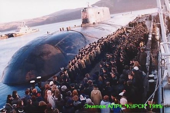 Экипаж атомной подлодки "Курск" перед отплытием на смерть