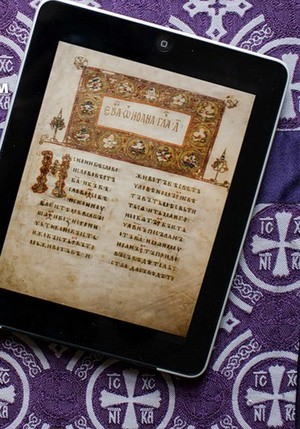 Напрестольний iPad, або чи можуть священні тексти бути електронними?