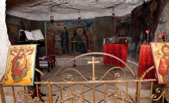 Пещера св.Илии Пророка, где он скрывался три года и шесть месяцев,  а вороны приносили ему еду.