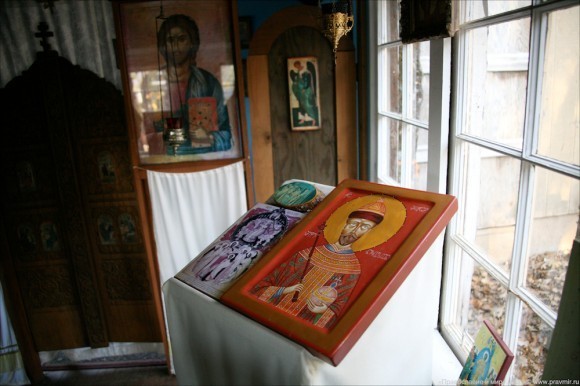 Многие иконы в обители написаны в грузинской иконописной традиции.