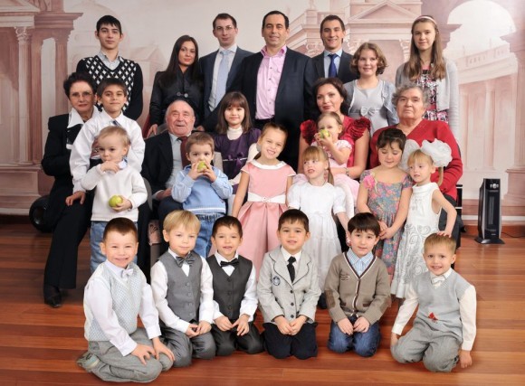 Роман Авдеев с семьей