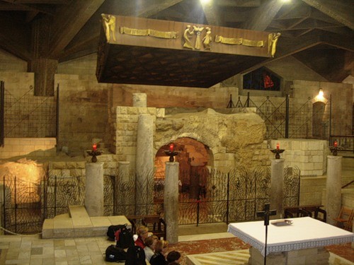 Остатки дома Иосифа в католическом храме