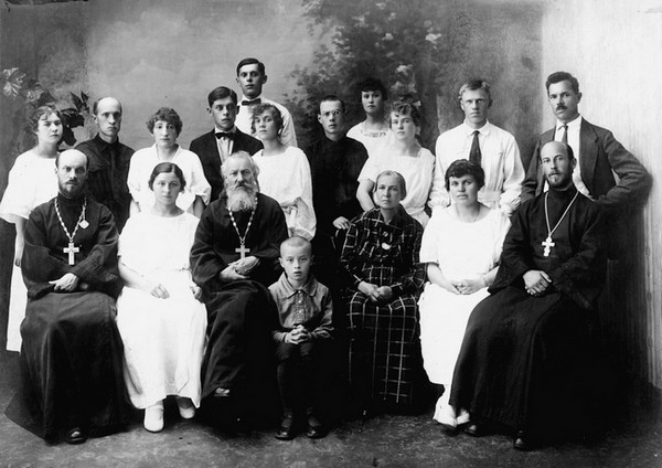 Правдолюбовы в 1924 году. Первый справа в ряду сидящих — священномученик Николай Правдолюбов