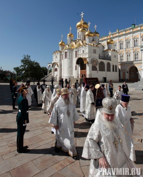 Патриаршая литургия в Кремле и молебен у храма Василия Блаженного. Фото Владимира Ходакова (11)