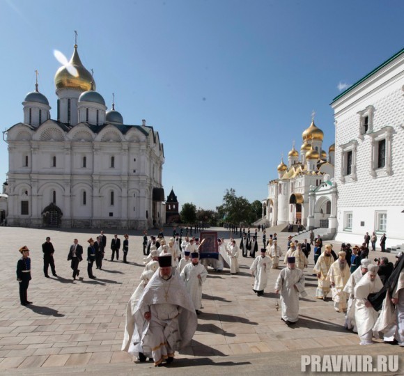 Патриаршая литургия в Кремле и молебен у храма Василия Блаженного. Фото Владимира Ходакова (12)