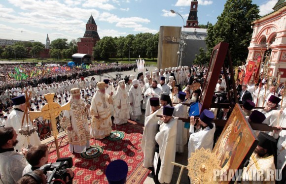 Патриаршая литургия в Кремле и молебен у храма Василия Блаженного. Фото Владимира Ходакова (42)