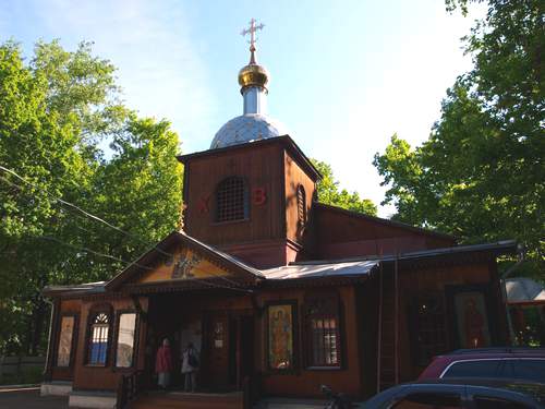 Единственный в Бирюлеве Западном деревянный храм в честь святителя