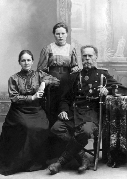 Нина Кузнецова с родителями