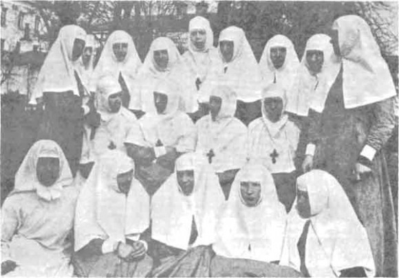 Сестры милосердия в саду обители. Весна 1913 года.