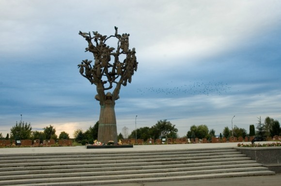 Древо скорби, памятник на кладбище «Город ангелов», под которым похоронены неопознанные останки жертв трагедии.