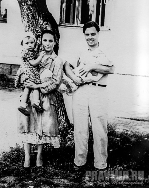 Алексей Сергеевич Мечев с женой Екатериной Моисеевной и дочерьми