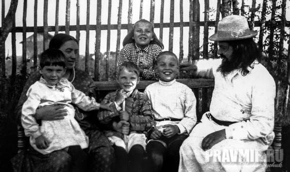 С детьми и матушкой Евфросинией Николаевной в Кадникове