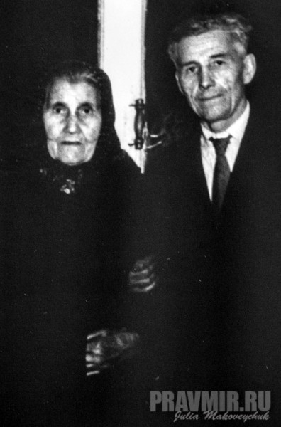 хозяйка дома Александра Константиновна Шомина с сыном. Начало 1950-х.