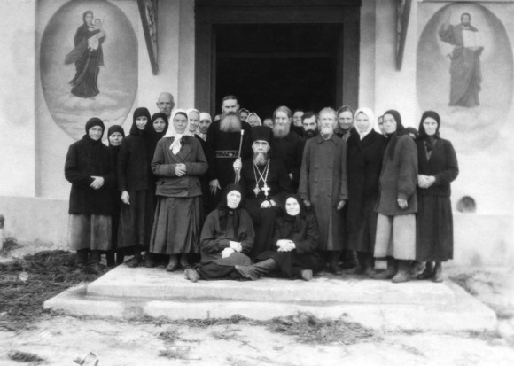 Епископ Онисифор (Пономарев), иеромонах Рафаил, иеросхимонах Мелетий (Бармин) с прихожанами у Благовещенского храма  