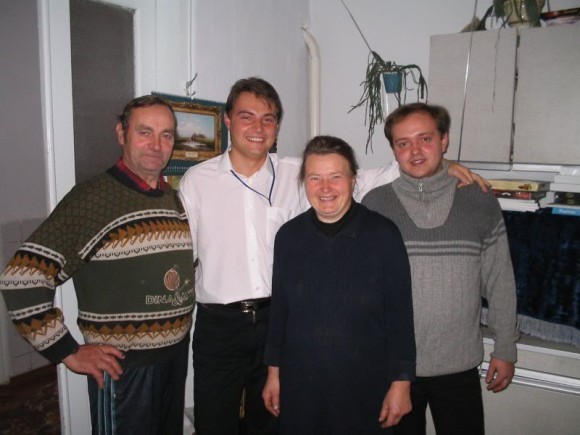 С родителями Николаем и Надеждой. г. Корец. 2002 год