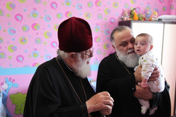 Патриарх Илия II и митрополит Димитрий в епархиальном детском доме в Батуми