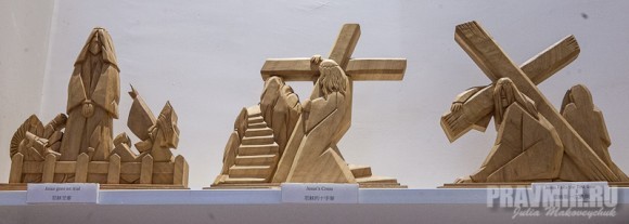 Деревянные скульптуры с основными моментами жизни Христа (в сувенироной лавке)
