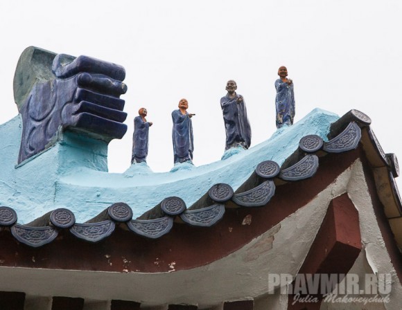 Фигруки апостолов на крыше Лютеранского храма Тао Фэн Шань