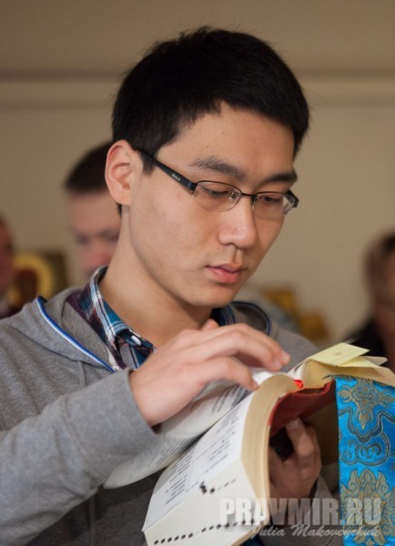 Китайский студент Амвросий, учащийся в России, читает кафизму по-китайски