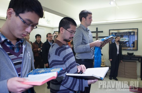 Амвросий, Митрофан Чин из Бостона и Иван Щелоков из Гуаньчжоу читают Апостол на трех языках по очерди