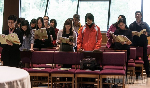 китайские студенты на молебне