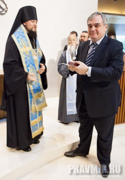 владыка Ефрем вручает наградную памятную монету Генеральному консулу В.А.Калинину