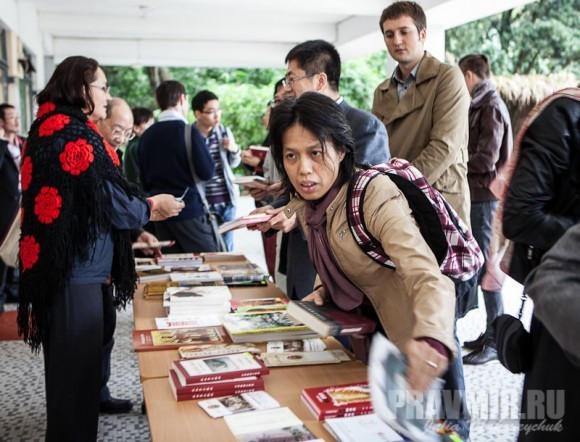экспозици книг вызвала живой интерес у китайцев