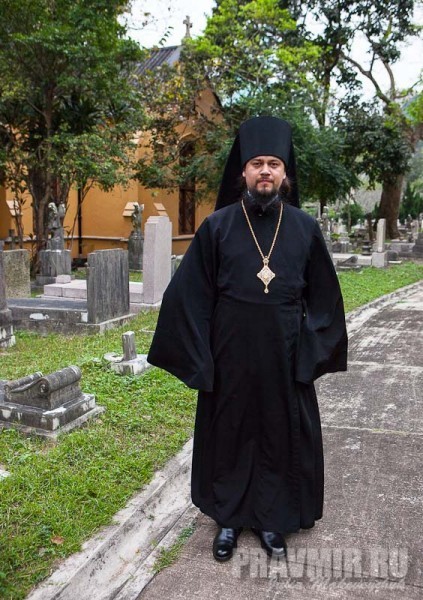 епископ Ефрем на фоне кладбищенской часовни