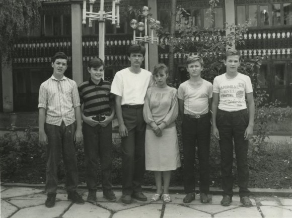 В пионерском лагере. 1990 год. (Второй слева)