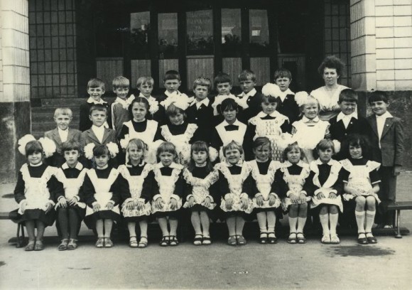 Корец, СШ №3, 1 класс. 1984 год. (Средний ряд, первый справа)