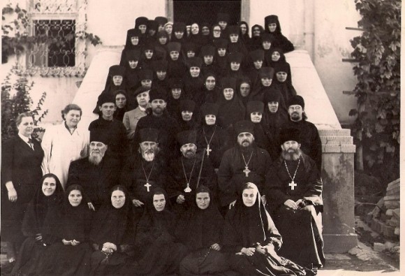 Архимандрит Василий с сестрами и духовенством обители. В центре епископ Догрофей(Филип). 1961год.