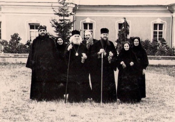 О. Василий с гостями обители. В центре епископ Николай (Кутепов) 