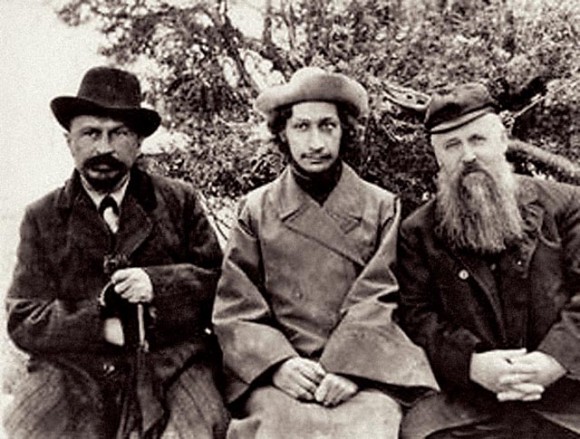 Михаил Новоселов (слева), семинарист Павел Флоренский (в центре) и философ Сергей Булгаков (справа).Фото предположительно 1907 г. Источник: www.semyi.net