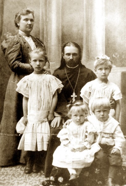 Священник Владимир Хираско с женой и детьми. Фото: sobor.by